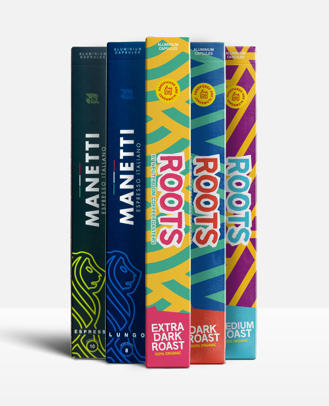 Biologisch Koffiecups Proefpakket: vijf doosjes aluminium cups, Manetti Espresso (10) en Lungo (8) en Roots Extra Dark, Dark en Medium Roast met de tekst 100% organic