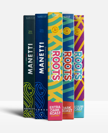 Biologisch Koffiecups Proefpakket: vijf doosjes aluminium cups, Manetti Espresso (10) en Lungo (8) en Roots Extra Dark, Dark en Medium Roast met de tekst 100% organic