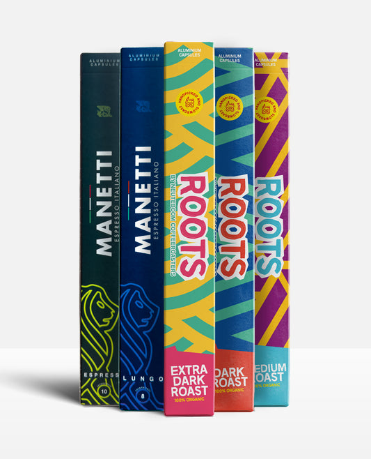 Biologisch Koffiecups Proefpakket: vijf doosjes aluminium cups, Manetti Espresso (10) en Lungo (8) en Roots Extra Dark, Dark en Medium Roast met de tekst 100% organic